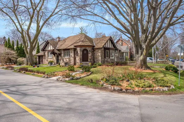 10 Edgemore DR, Toronto W07, ON M8Y 2M8