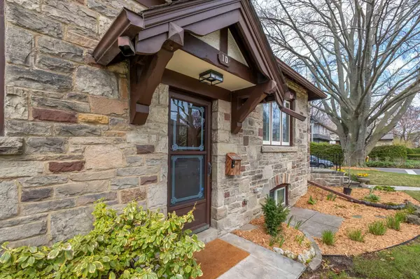 10 Edgemore DR, Toronto W07, ON M8Y 2M8