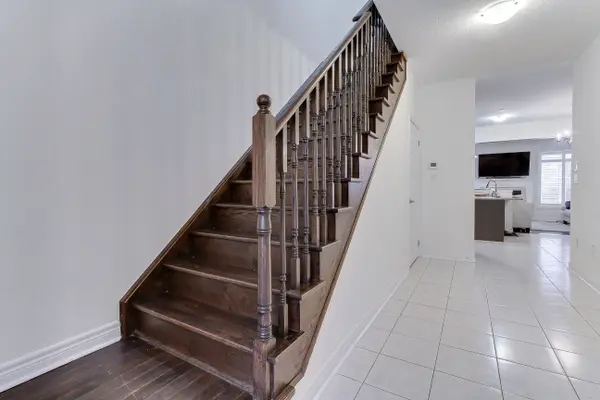 101 Huguenot RD, Oakville, ON L6H 0M3