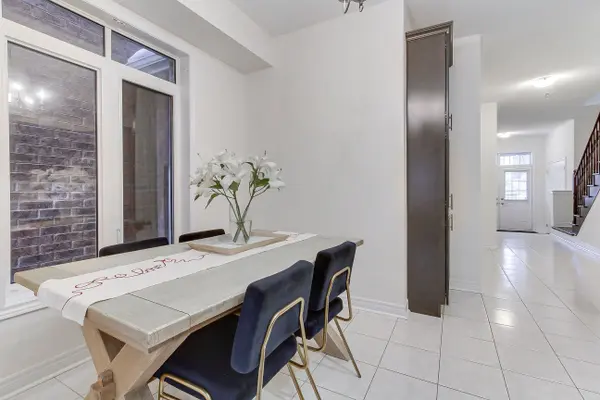 101 Huguenot RD, Oakville, ON L6H 0M3