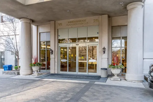 25 Kingsbridge Garden CIR #2022, Mississauga, ON L5R 4B1