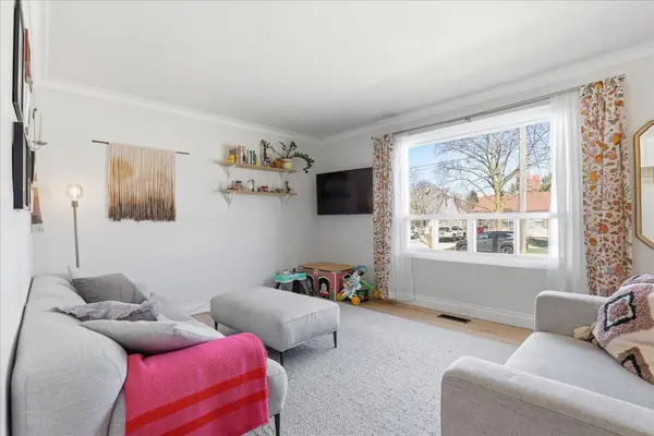 19 Perth RD, Kitchener, ON N2M 3G6