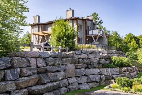 20 Carrick TRL, Gravenhurst, ON P1P 1A0