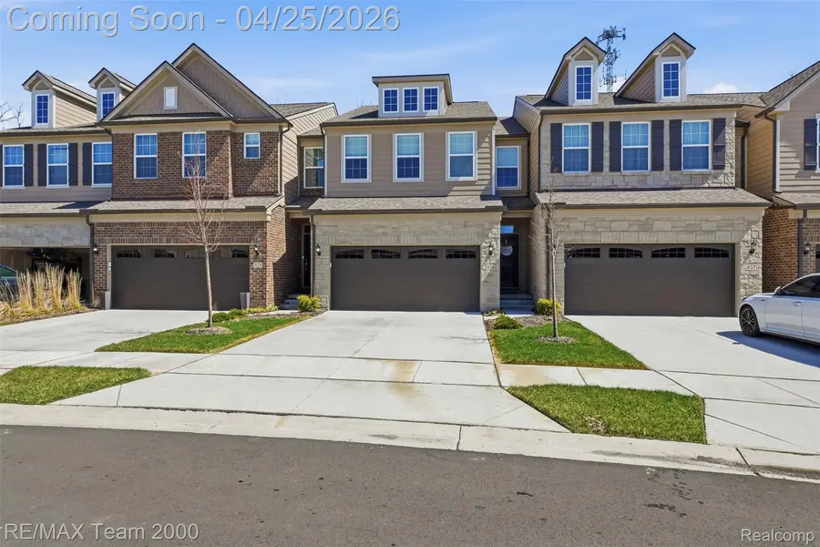 838 Addison CIR, Commerce Charter Township, MI 48390