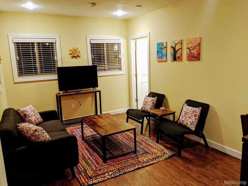 89 E EDSEL FORD FWY #8, Detroit, MI 48202