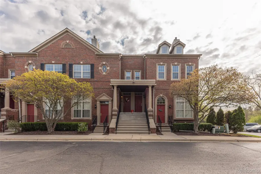 29242 W Glen Oaks, Farmington Hills, MI 48334