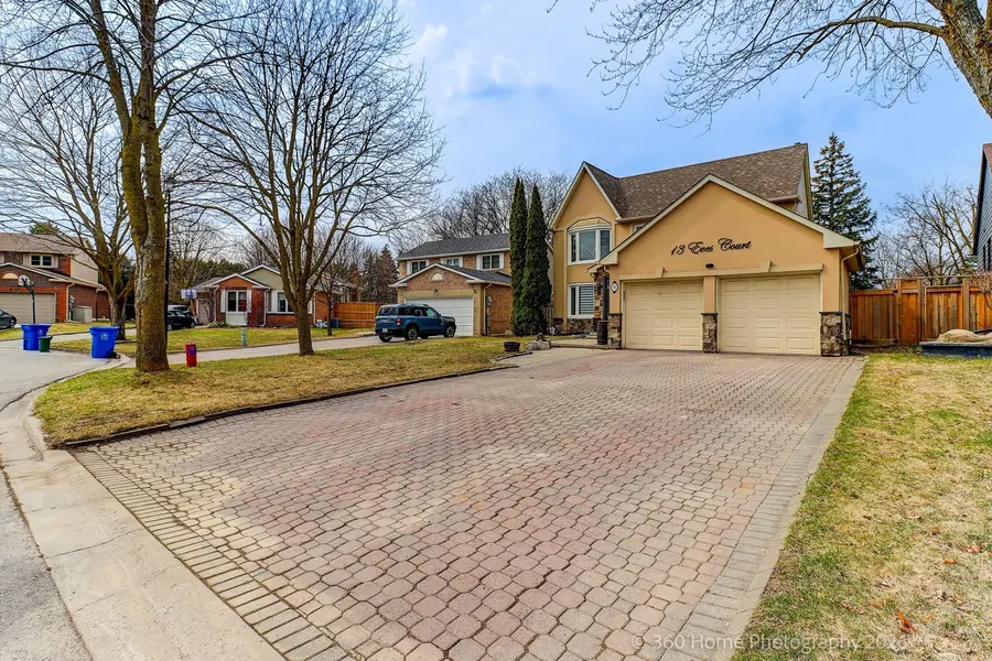 13 Eves CT, Newmarket, ON L3Y 7P8
