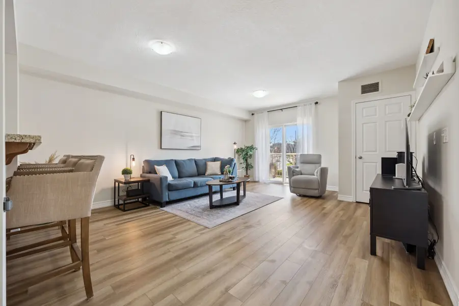 901 Paisley RD #207, Guelph, ON N1K 0A7