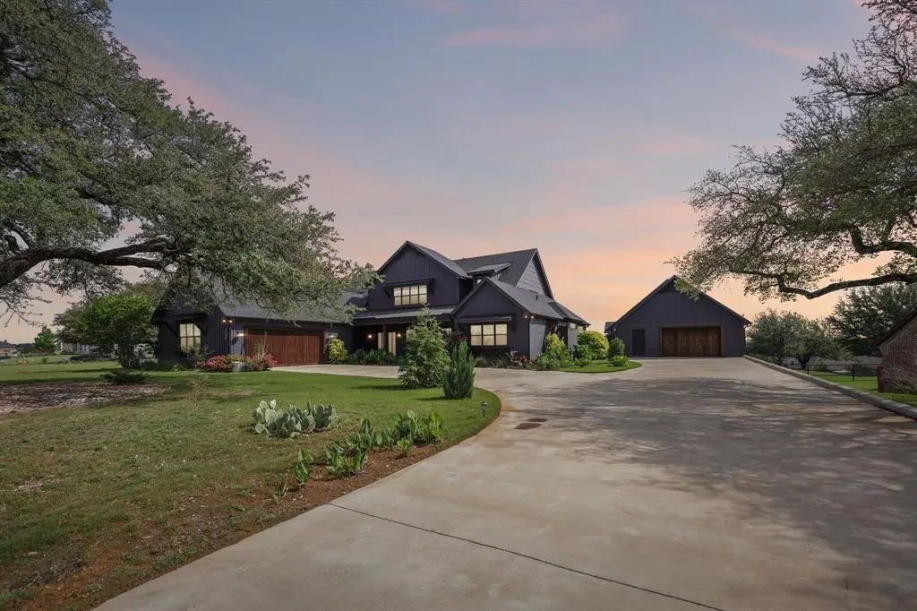 154 Helton Drive, Granbury, TX 76049