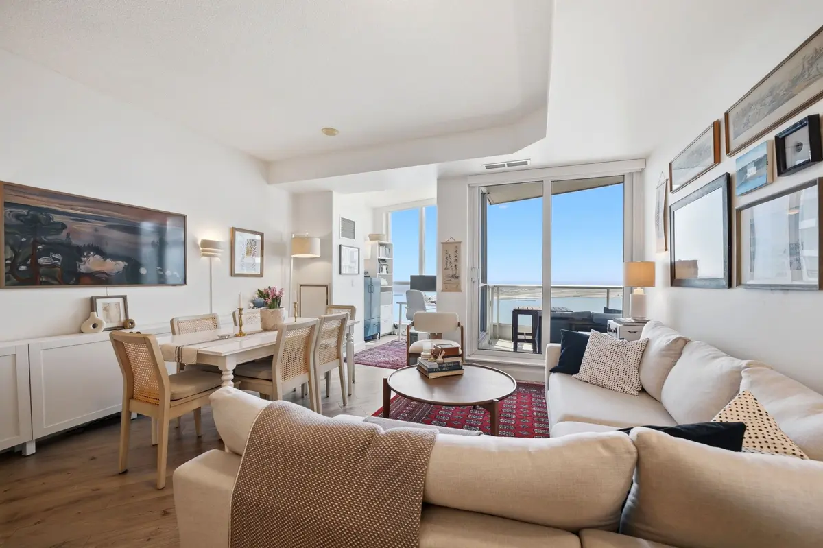 218 Queens Quay W #2011, Toronto C01, ON M5J 2Y6