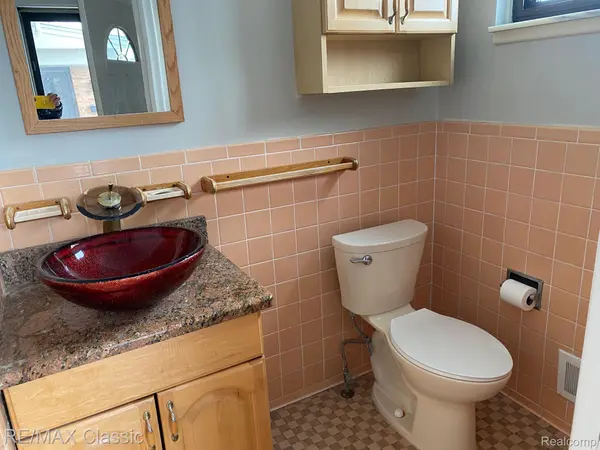 112 E Hickory Grove RD, Bloomfield Charter Township, MI 48304