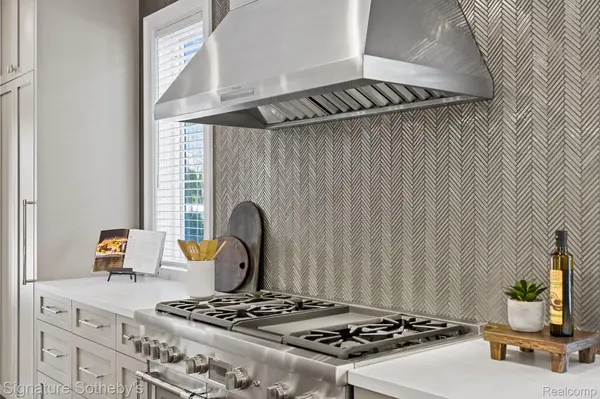 1295 Lakeside DR, Birmingham, MI 48009