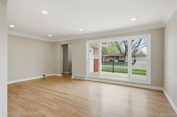 21407 Pallister ST, St. Clair Shores, MI 48080