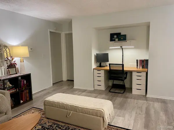 18344 UNIVERSITY PARK DR, Livonia, MI 48152