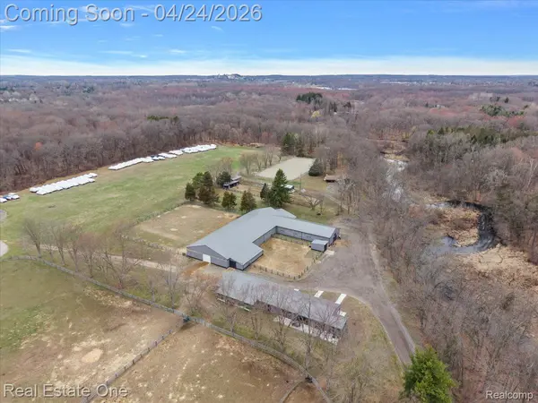 1050 OXBOW LAKE RD, White Lake Charter Township, MI 48386