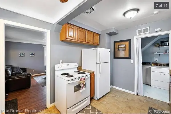 24281 Parklawn ST, Oak Park, MI 48237