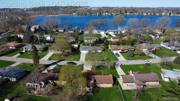 129 Pleasant Lake DR, Waterford Charter Township, MI 48327