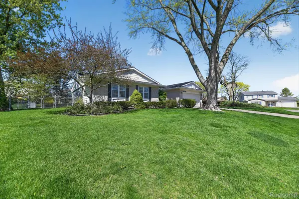 22797 Shadowpine WAY, Novi, MI 48375