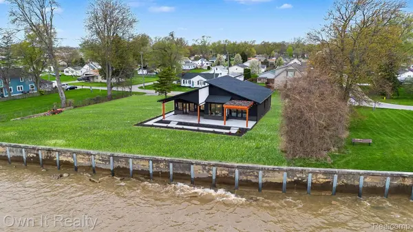 2020 Edgewater ST, Frenchtown Township, MI 48162