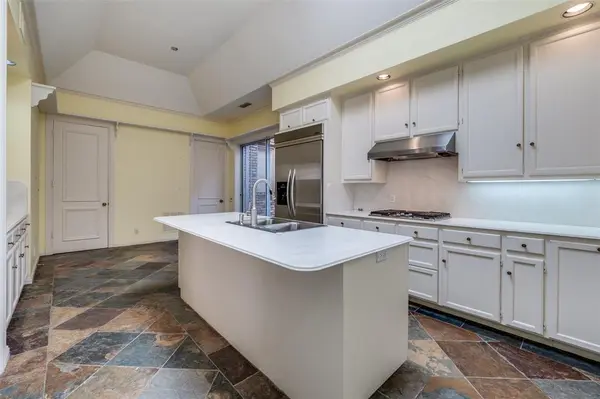 34 Stonecourt Circle, Dallas, TX 75225