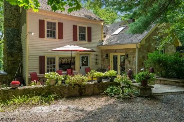 1-2 Dove Hollow Ln, Bethlehem Twp., NJ 08827