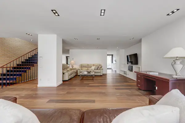 6 Bannatyne DR, Toronto C12, ON M2L 2N7