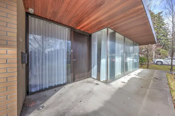 6 Bannatyne DR, Toronto C12, ON M2L 2N7