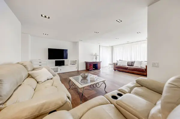 6 Bannatyne DR, Toronto C12, ON M2L 2N7