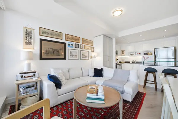 218 Queens Quay W #2011, Toronto C01, ON M5J 2Y6