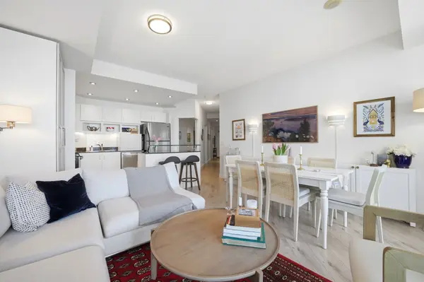 218 Queens Quay W #2011, Toronto C01, ON M5J 2Y6