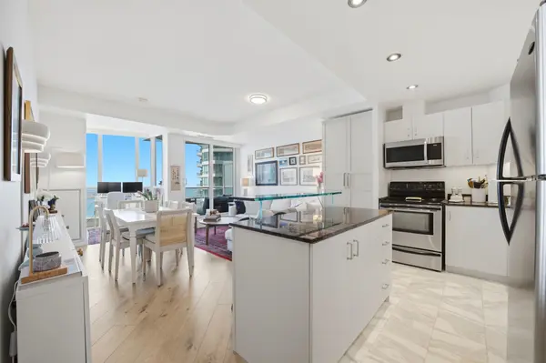 218 Queens Quay W #2011, Toronto C01, ON M5J 2Y6