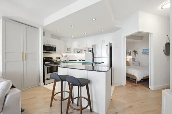 218 Queens Quay W #2011, Toronto C01, ON M5J 2Y6