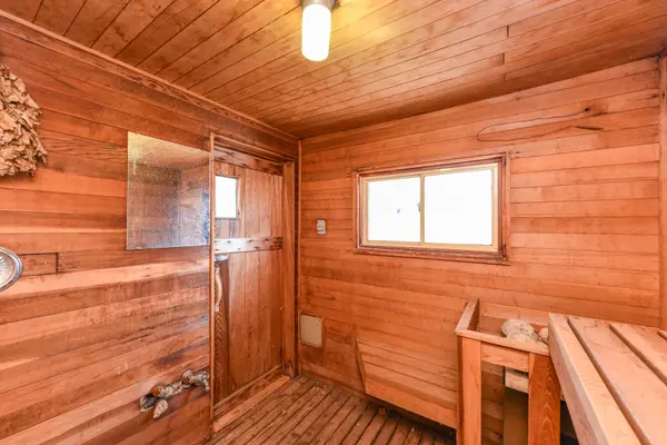 1690 Saltdene TER, Mississauga, ON L4W 2E4