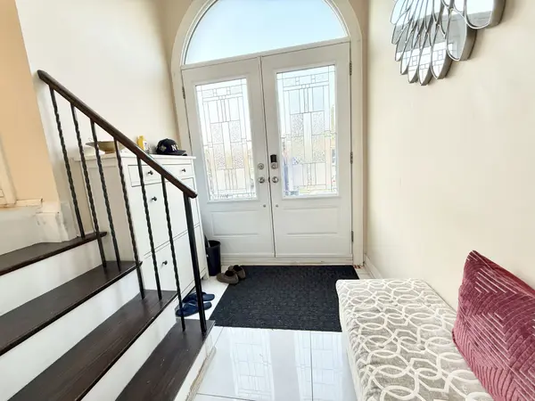 963 Lovingston CRES #Upper, Mississauga, ON L4W 3V7