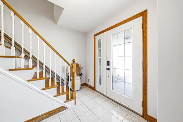 668 Chestnut PL, Burlington, ON L7N 3E8