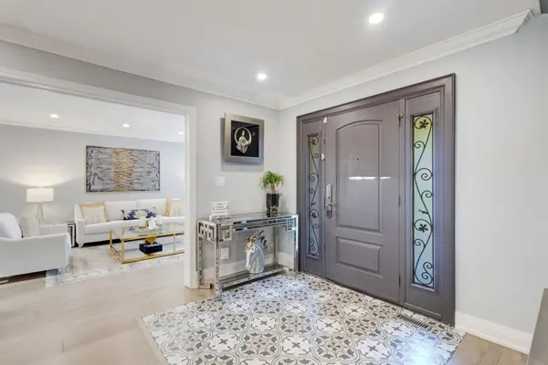 807 Indian RD, Mississauga, ON L5H 1R4