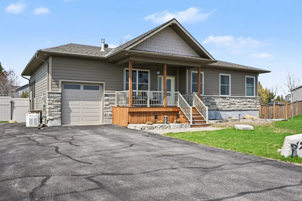 121 Grasshopper LN, Kanata, ON K0A 1T0