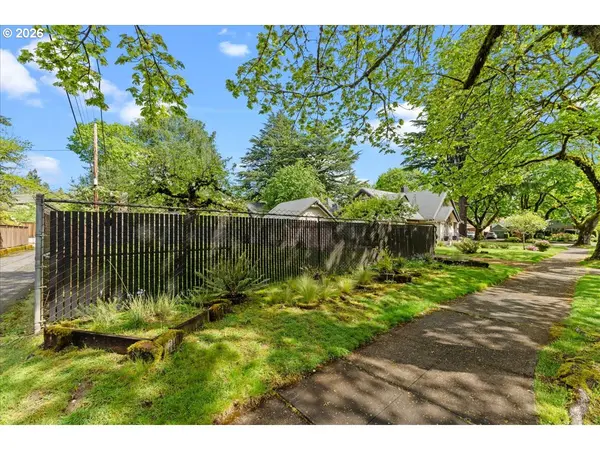 651 SE MANCHESTER PL, Portland, OR 97202