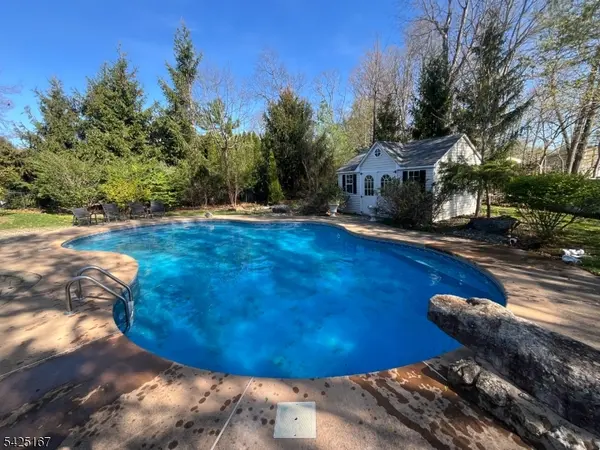 6 Beechnut Dr, Washington Twp., NJ 07853