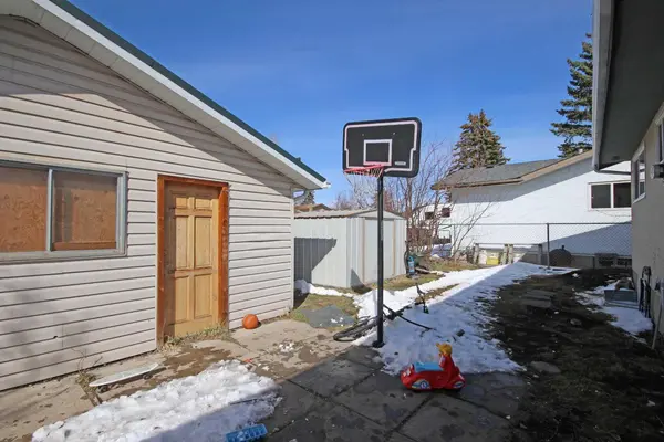 4704 31 AVE NE, Calgary, AB T1Y 1G9