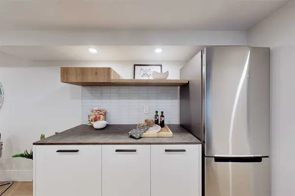 26 Henderson AVE #Lower, Toronto C01, ON M6J 2B8