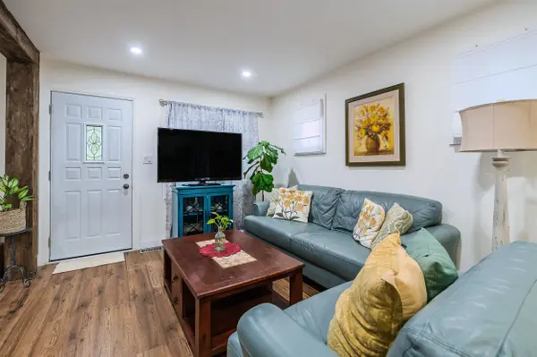 829 Athol ST, Whitby, ON L1N 4A1