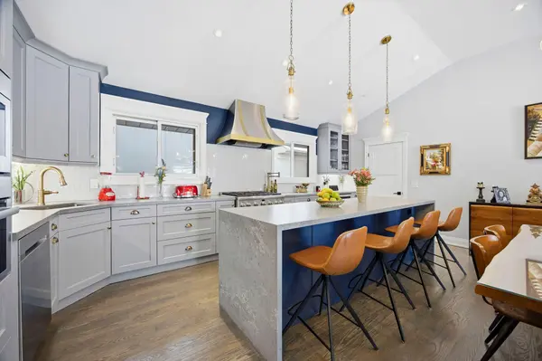 18 Winsdale RD, Toronto W08, ON M9C 2W8