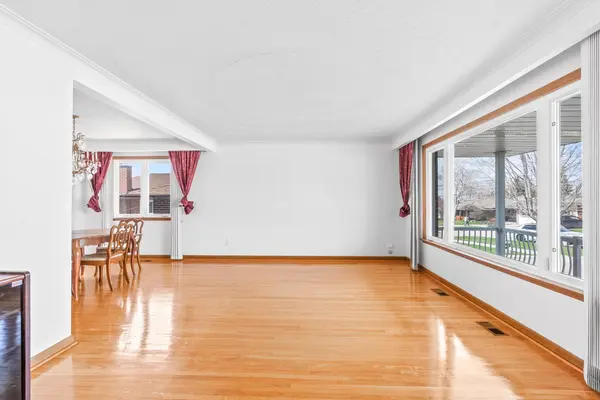 583 Queens DR, Toronto W04, ON M6L 1N2