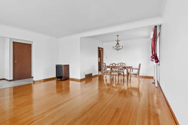 583 Queens DR, Toronto W04, ON M6L 1N2