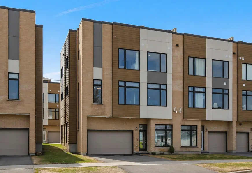 2722 Draper AVE, Parkway Park - Queensway Terrace S And Area, ON K2H 0C4