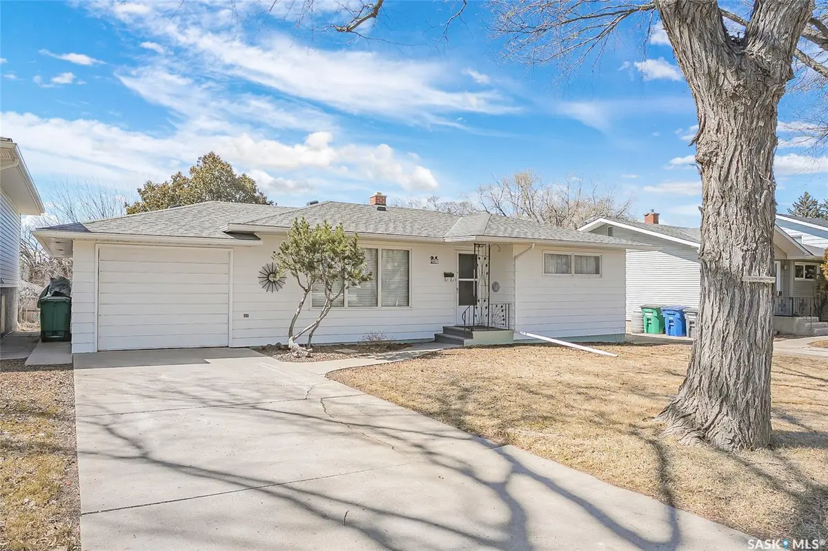 1217 J AVENUE N, Saskatoon, SK S7L 2L7