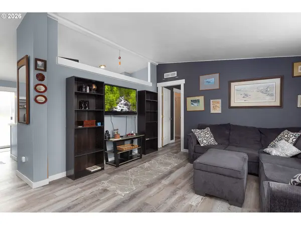 150 ADAMS LOOP, Roseburg, OR 97471