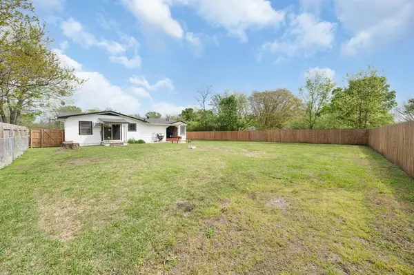 1206 W Jackson Street, Clarksville, TX 75426