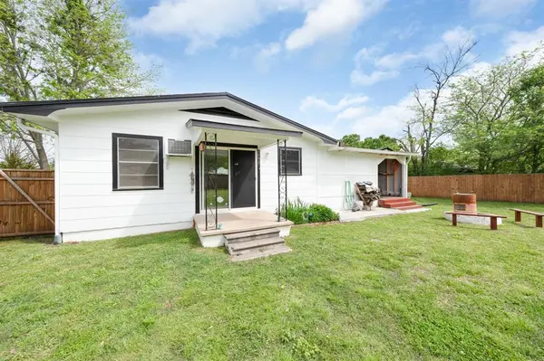 1206 W Jackson Street, Clarksville, TX 75426